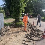 Gemeente Oost Gelre repareert stoep en voetpad.